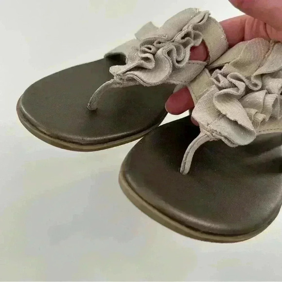 Clarks bendable sandals size 6 gray snakeskin print metallic floral flip flops - Picture 8 of 12